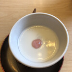三勝 - デザート付き。杏仁豆腐で中に桜の葉入り。これは美味い！