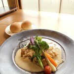 ブラッスリー 航 - 今日のSランチ チキンのフリカッセ