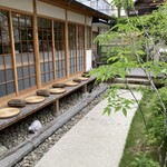 ブラッスリー 航 - 古い引戸を活用してリノベーションしたと思しき造作