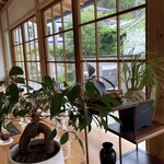 ブラッスリー 航 - カウンター席からは横須賀線電車が見放題です