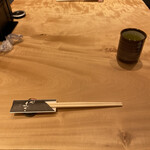 Hamamatsujiyaki Unagi Masa - 店内のテーブル2人席。暖かい静岡産のお茶が出されます。