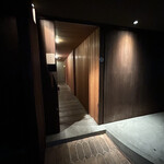 夜香木 - 店の外からの外観。この木目調の壁に入り口があります。