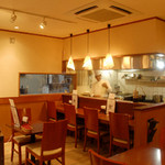 ニュー高円寺インディア - 1階のテーブル席