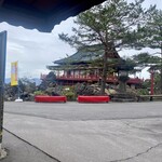 Onioshi Dashi Oyasumi Dokoro - お店から覗く「浅間山観音堂」。