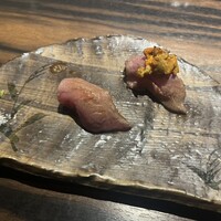 吉祥寺 三うら - 伊万里牛リブロース炙り握り　生雲丹乗せ
