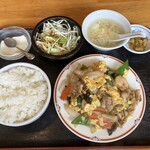 楽苑 - きくらげ入り卵と肉野菜炒め
