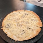 あづ家 - トルティーヤのゴルゴンゾーラピザ