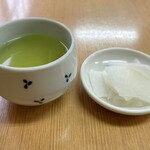 Tonkatsu Yamabe - お茶とお新香（大根）