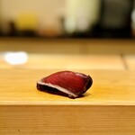 鮨 日進月歩 - 鰹(藁焼き)