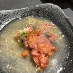 合法ユッケ かたまり。 - これが、出汁をかけている感じ♪見た目、悪いけど、
      私は出汁で食べるのが好きでした