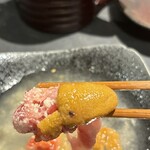 合法ユッケ かたまり。 - こちらは贅沢にウニをトッピングして、和出汁で食べました
