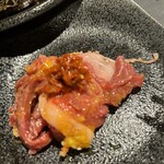 合法ユッケ かたまり。 - 見た目悪いけど、これが、とろける牛トロに
      合法ユッケと色々なトッピングを巻いて食べているんだけど、アクセントにチャンジャでアクセント