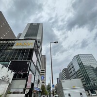 いわ志 本店 - JR福島駅の北側エリア／左手のビルの4階まで階段です