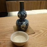 天神橋 青木 - 冷酒<〆張鶴>徳利、須田せいか作。粉引きぐい吞み