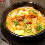 Izakaya Modyoi Yuugengaisha - 自慢のもつ煮込み 赤 キムチゲ　439円