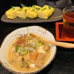 鯔背な和顔 - もつ煮込み豆腐と花小エビ入りだし巻き卵