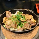 鯔背な和顔 - ひこま豚ホルモンの鉄板焼