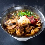 小倉名物肉うどん いのうえ - 料理写真:黒肉肉うどん Kuro Nikuniku Udon
北九州老舗店の厳選した醬油を、独自の配合でブレンドすることにより、黒く深みのある出汁が生まれるトロッとろになるまで長時間煮込んだ和牛すじ肉、ほほ肉をのせ、生姜をたっぷり入れてお楽しみください。