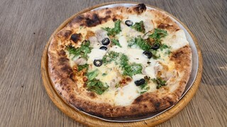 カンティーナ - 自家製パンチェッタ、わさび菜、ンドゥイヤソースのピザ