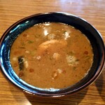 Taishouken - 魚介系、鰹節の香りと味わい
                        甘味感は無くて
                        軽く酸味感のある豚骨醤油だろうと思える味わい
                        
                        熱々でスープは提供されているけれど
                        少し放置すると、スープの上に膜が張るなあ