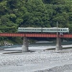 川根温泉 レストラン - ホテルベランダから見た大井川鐵道。機関車トーマスや機関車などがたまに通るそう。