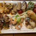 川根温泉 レストラン - 麻婆豆腐、チキンの照り焼き、サラダ、回鍋肉、海老のサラダ、鶏肉のサラダ、カキフライ、長芋の天ぷらなど。