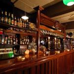 ラフロール - 長さ8mのカウンターは英国式立ち飲みスタイル