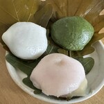 雅庵 - 白はこしあん、緑は粒あんよもぎ餅、ピンクは味噌あん
