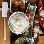 Okaerinasai Houduki - お刺身と鶏の唐揚げ定食