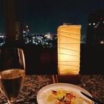 ピーク・ラウンジ - 2品目と白ワイン