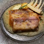 フランス料理 ル・クール - 肉料理。選択したのは豚の顔部分の焼いた物。表面が羽付餃子みたいにカリカリ、酸味があるソースがとてもよく合う。