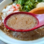 麺工房 海練 - 魚介豚骨ラーメン豪華3点盛りのスープ