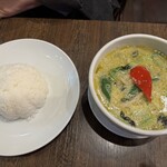 タイ料理キングサイアム - アボガドのグリーンカレー
