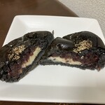 Jamporukafe - 餡とチーズ以外は黒