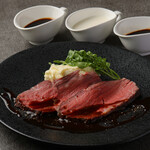 Roast beef made from Kuroge Wagyu sirloin with three types of sauce