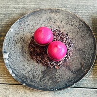 レヴォ - 赤ビーツのメレンゲと山羊レバーのペースト