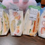 パネロ - 料理写真:スモークサーモンアボカド¥550
ミックスフルーツ¥450
サーモンカツ¥400
いちご¥350