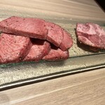 焼肉華火 - 数量限定　特上タン(黒毛タンのタン芯)
            黒毛タンの厚切り「タン芯」4切れと「タンアゴ」2切れ盛り合わせ　¥2,948円