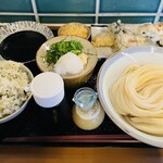 うどん たかしま - しょうゆ冷（大）・生卵・ちくわ/こんぶ天・青じそ飯