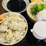 うどん たかしま - 青じそ飯・生卵（蕎麦猪口のなかにありました）