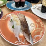 Kaitenzushi Toriton - 定番2種盛り286円。