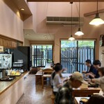 Kumafuku - 店内、テーブル席とカウンター席