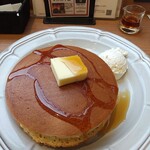 珈琲館 立川南口店 - メープルシロップをかけたトラディショナルホットケーキ(^-^)