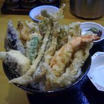 海鮮天丼 ( 鯛、穴子、太刀魚、車海老、茄子、獅子唐、海老かき揚げ、人参、大葉)