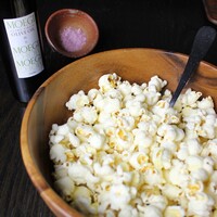 ポップコーンとEXバージンオリーブオイル「萌木」