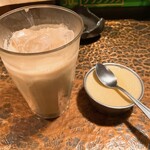 タイニーカフェ - アイスチャイ、プリン