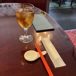 天祥 - テーブルセットとお冷代わりの（？）冷たい烏龍茶