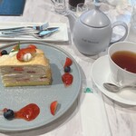 カフェ モロゾフ - 春いちごのミルクレープと紅茶　紅茶はブレンド