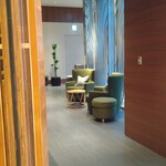 フィリップ・ミル 東京 - 入口から見たエントランス