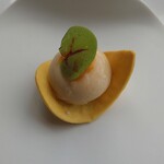 フィリップ・ミル 東京 - アミューズ：タラのムースとひよこ豆のサブレ